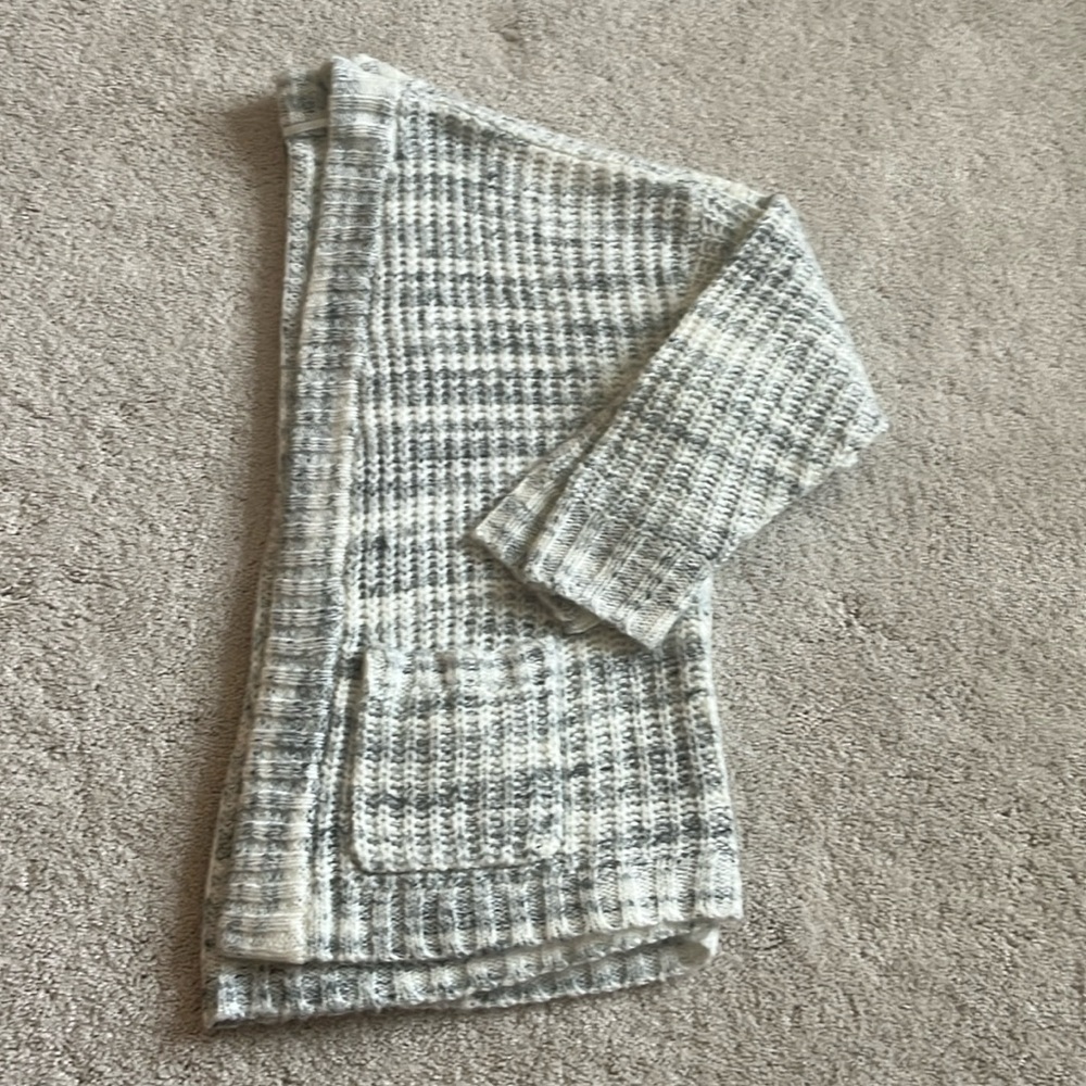 Grey/white cardigan